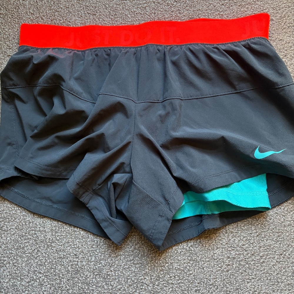 NIKE Women's Dri-FIT Mid-Rise Brief-Lined 3" Woven Gym Training Shorts | Size M